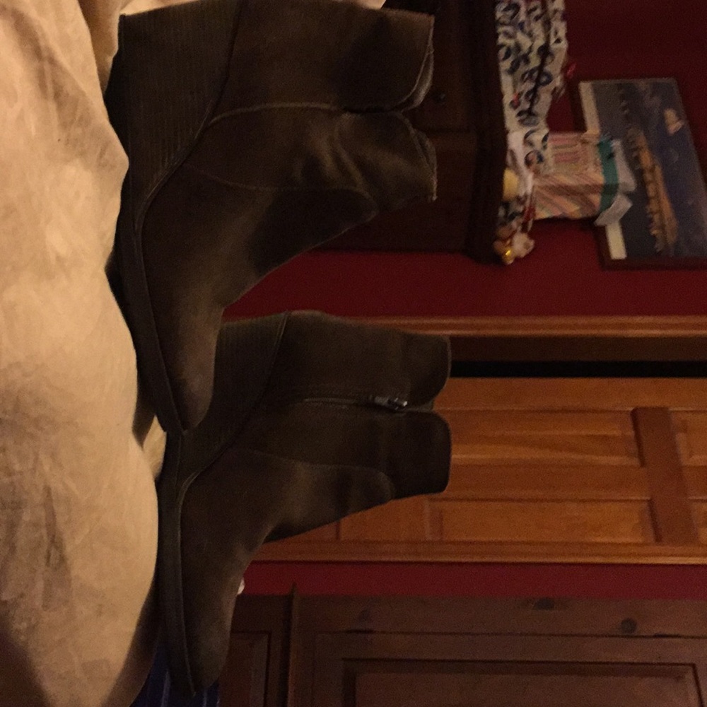 Size 10 Kenneth Cole Reaction brown suede boots